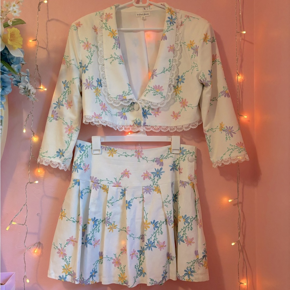 XL For Love and Lemons Majorie White & floral Cropped Blazer and mini skirt set